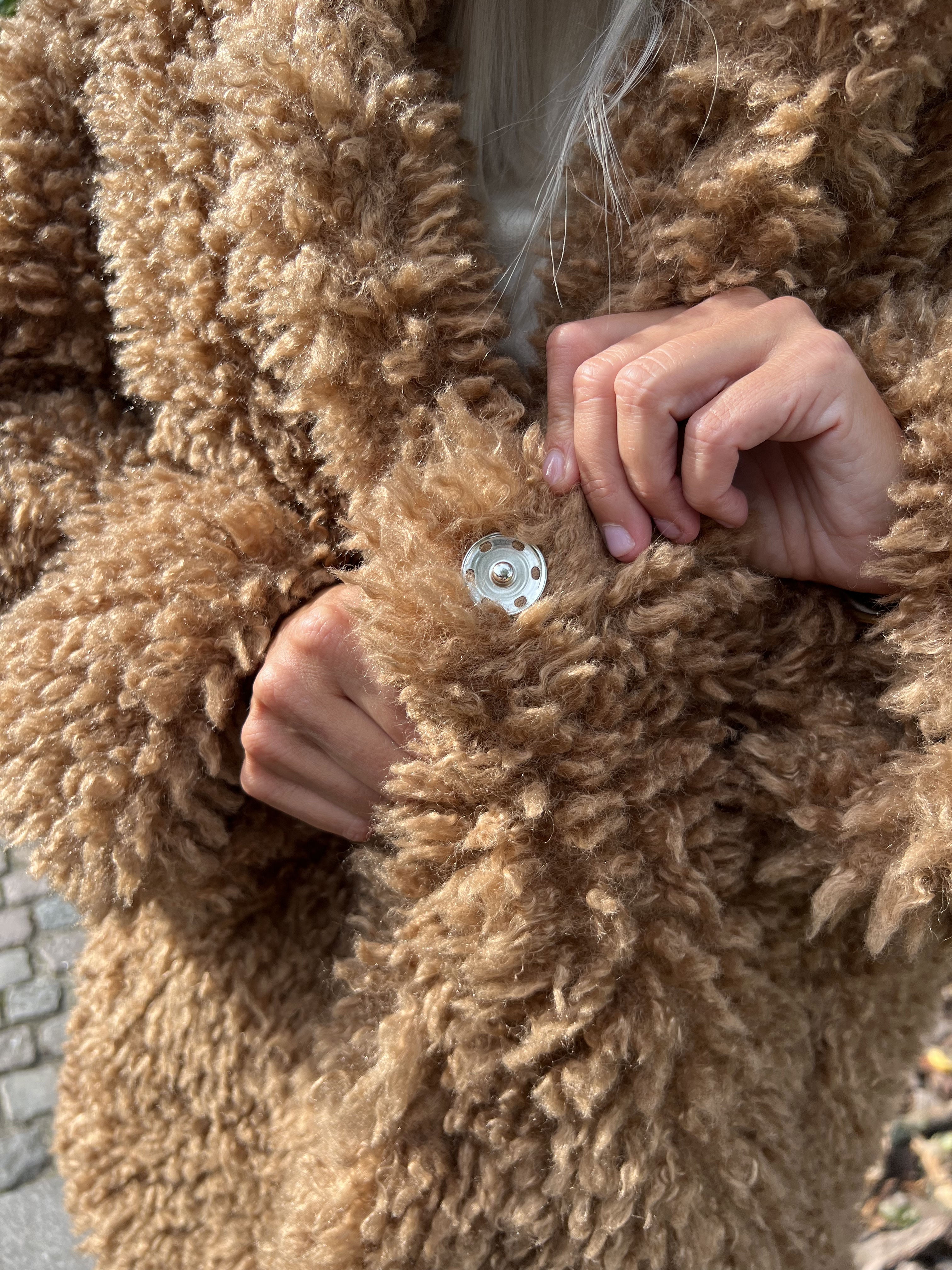 Alma - Jakke i plys med trykknapper og lommer